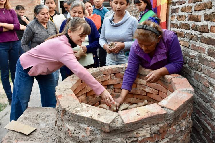 ACOMPAÑAR AL QUE TRABAJA: EL GOBIERNO PROVINCIAL JUNTO A ECOM PROPICIÓ QUE LA COOPERATIVA QOM "ALBA LOOPI" PUEDA TENER SU PROPIO HORNO PARA LA QUEMA DE ARTESANÍAS