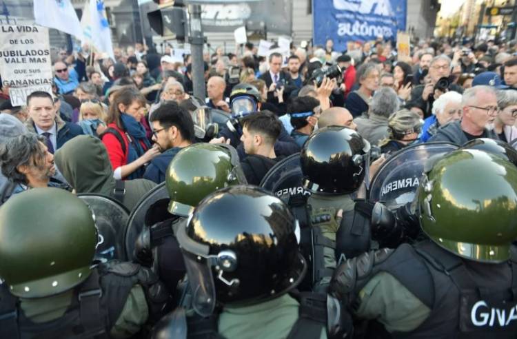 REPRIMIERON A LOS JUBILADOS FRENTE AL CONGRESO DURANTE UNA PROTESTA CONTRA EL VETO