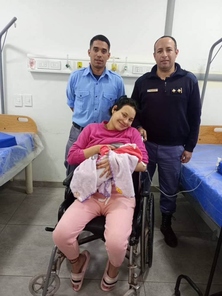 PIDIERON AYUDA AL 911 Y AGENTES DE LA CUARTA ACUDIERON PARA ASISTIR A UNA PARTURIENTA