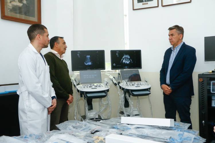 EL GOBERNADOR ZDERO ENTREGÓ NUEVO EQUIPAMIENTO DE ALTA TECNOLOGÍA PARA CIRUGÍAS LAPAROSCÓPICAS AL HOSPITAL PERRANDO