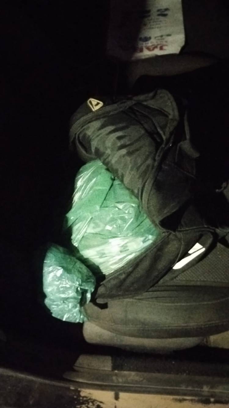 DETIENEN A DOS HOMBRES CON ARMAS Y DROGA DENTRO DE UN AUTO