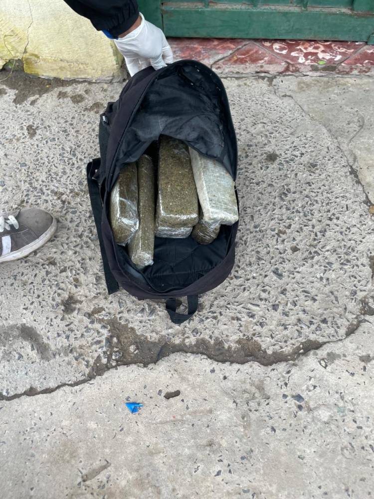 DETIENEN A MOTOCICLISTA CON SIETE “PANES” DE MARIHUANA