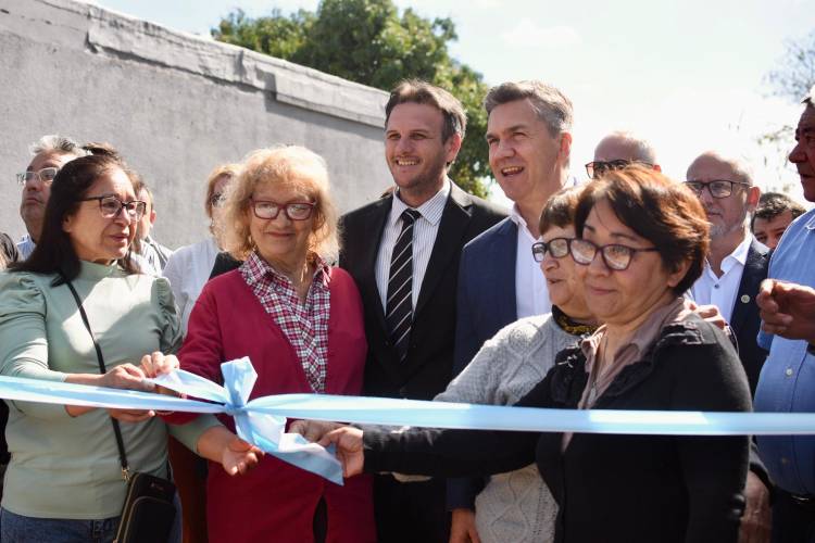 ANIVERSARIO 108 DE FONTANA: EL GOBERNADOR ZDERO INAUGURÓ PAVIMENTO Y ENTREGÓ TÍTULOS DE PROPIEDAD