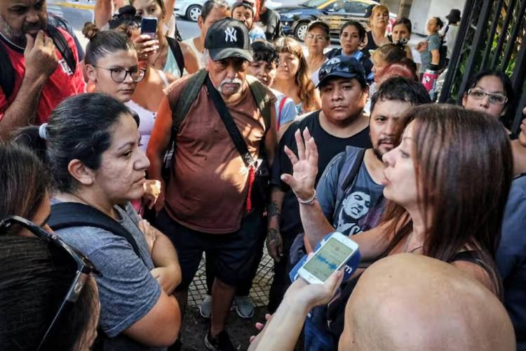 VUELVE LA FILA DEL HAMBRE FRENTE A LAS OFICINAS DE PETTOVELLO