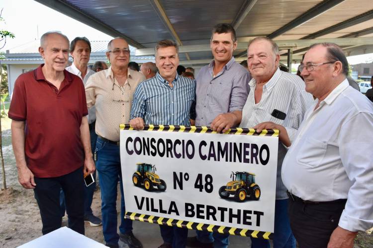 EL GOBERNADOR ZDERO INAUGURÓ EL EDIFICIO DE ALBERGUE DE LOS CONSORCIOS CAMINEROS EN RESISTENCIA Y FIRMÓ CONVENIOS DE FORTALECIMIENTO AL SECTOR