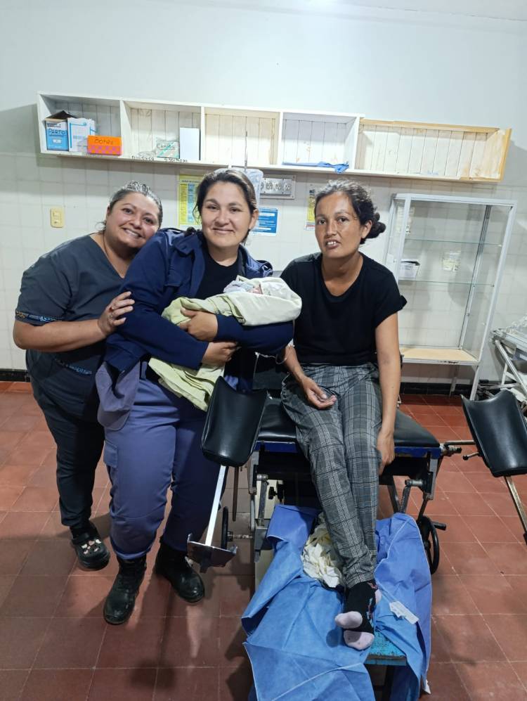 EN MEDIO DEL TEMPORAL, UNA POLICÍA RECIBIÓ AL BEBÉ EN UN URGENTE TRABAJO DE PARTO