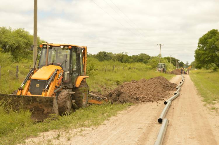 HISTÓRICO: A PASO FIRME EL GOBIERNO PROVINCIAL AVANZA CON LA INSTALACIÓN DE RED DE AGUA POTABLE EN COLONIA POPULAR