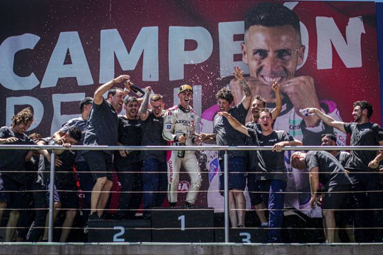TC2000: PERNÍA VOLVIÓ A GRITAR CAMPEÓN