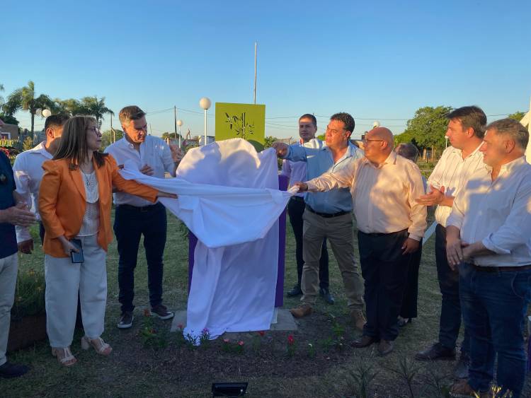 ANIVERSARIO 119° DE COTE LAI: EL GOBERNADOR ZDERO, ANUNCIÓ PAVIMENTACIÓN DE CUADRAS, CONSTATÓ OBRAS DEL KARTÓDROMO Y ENTREGÓ ELEMENTOS A INSTITUCIONES