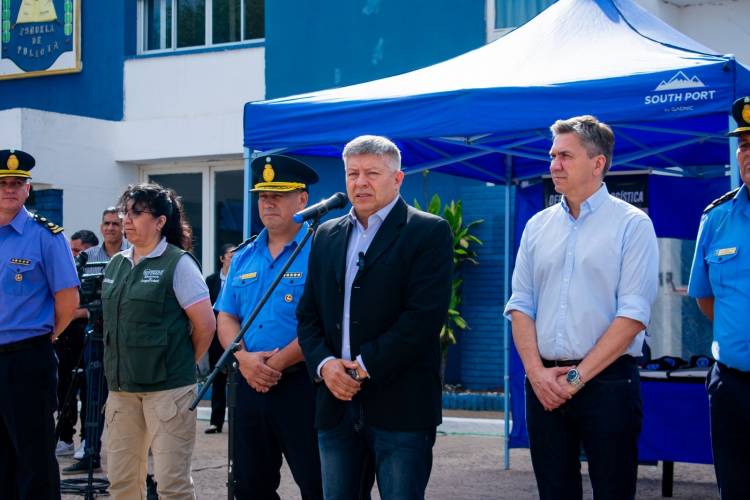 EL GOBIERNO PROVINCIAL ENTREGÓ UNIFORMES PARA LOS ALUMNOS DE LA ESCUELA DE POLICIA