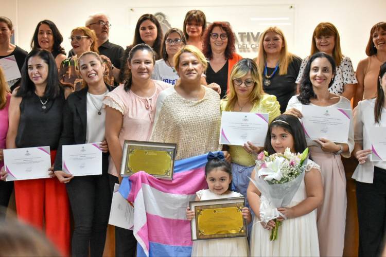 DALEX ARIADNA GALLOZO Y ALDANA ELIZABET MARTIN GONZÁLEZ FUERON GALARDONADAS CON EL PREMIO "BETTINA VÁSQUEZ" 