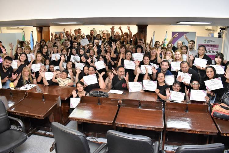 POR UNA COMUNICACIÓN MÁS INCLUSIVA: ALUMNOS RECIBIERON SUS CERTIFICADOS DEL TALLER DE LENGUAJE DE SEÑAS 