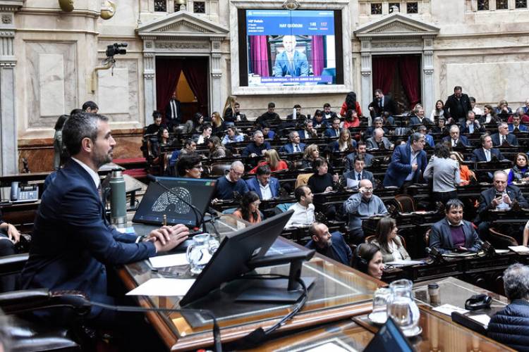 PESE A LAS CRÍTICAS, MENEM ACARICIA SU REELECCIÓN EN DIPUTADOS