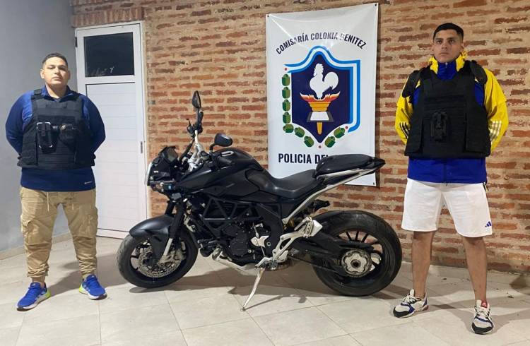HUYERON AL VER A LOS POLICÍAS Y ABANDONARON UNA MOTOCICLETA