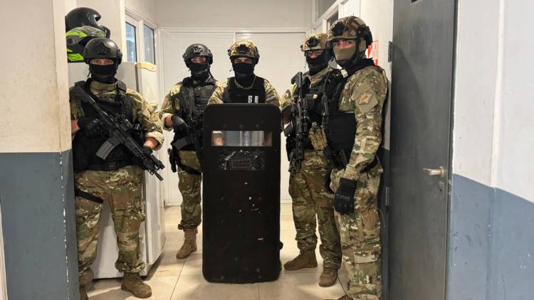 CON FUERTE CUSTODIA POLICIALE XPULSARON DE ARGENTINA A UN “CHILENO” QUE TENIA PEDIDO DE CAPTURA INTERNACIONAL