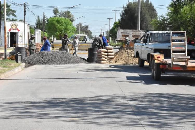 EL MUNICIPIO DE VILLA ÁNGELA REPARO EL BACHE DE LA CALLE SOLDADO FERNÁNDEZ Y AVENIDA BITTEL