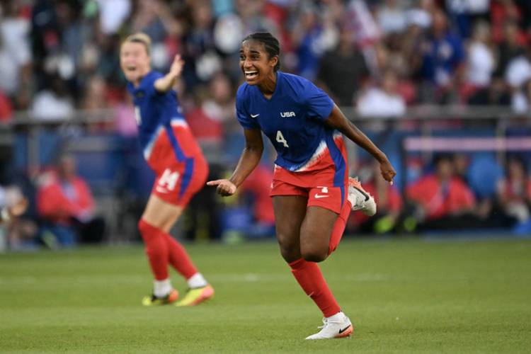 CHELSEA FICHÓ A NAOMI GIRMA Y MARCÓ UN RECORD EN EL FÚTBOL FEMENINO
