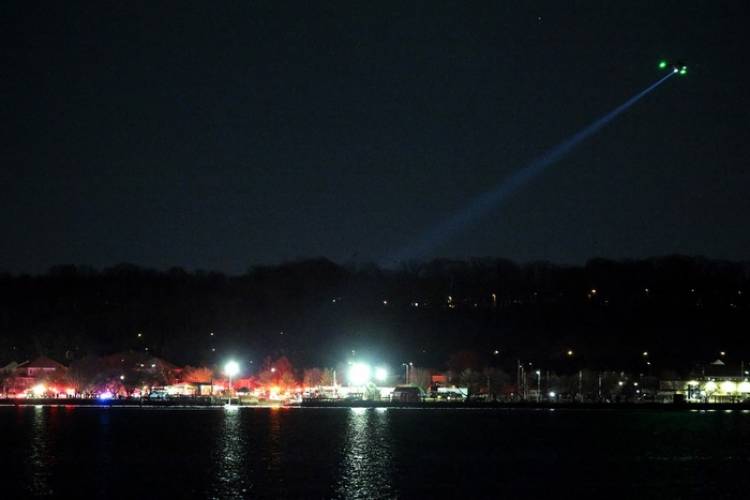UN AVIÓN CON 60 PASAJEROS CHOCÓ CON UN HELICÓPTERO MILITAR EN WASHINGTON