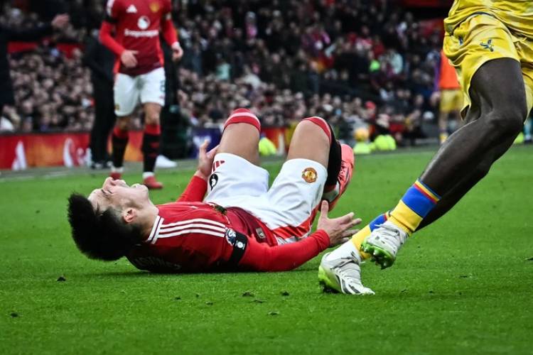 ALARMA: LICHA MARTÍNEZ SALIÓ LESIONADO EN EL PARTIDO DEL MANCHESTER UNITED