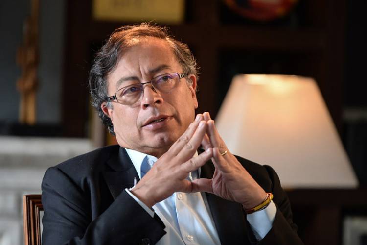 PETRO PIDIÓ LA RENUNCIA DE TODO SU GABINETE