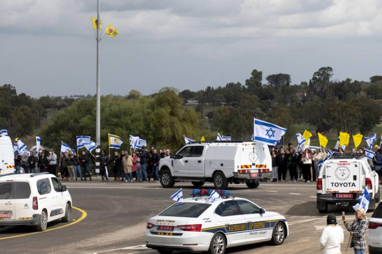 HAMAS ENTREGÓ A ISRAEL LOS CUERPOS DE LA FAMILIA BIBAS
