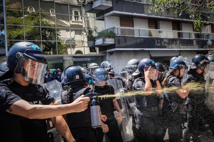 GASES, PALOS Y MORDAZA PARA LOS TRABAJADORES ESTATALES 