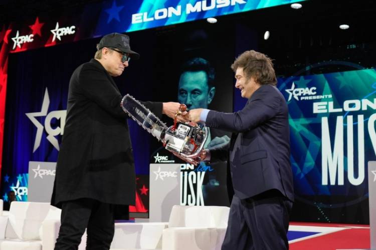 MILEI SE REUNIÓ CON SU ÍDOLO ELON MUSK Y LE REGALÓ UNA MOTOSIERRA
