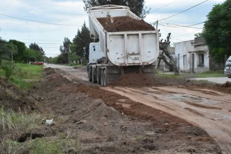 LA MUNICIPALIDAD DE VILLA ÁNGELA AVANZA CON TRABAJOS DE RELLENO EN LA CALLE CHACABUCO Y OBRAS DE MANTENIMIENTOS EN DIFERENTES BARRIOS