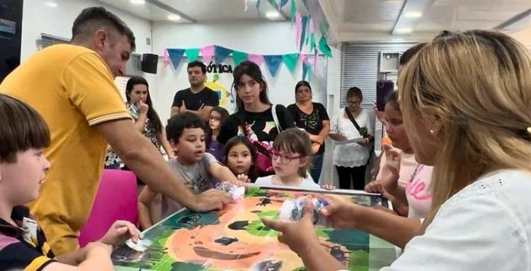APRENDER EN VERANO: EXITOSA EXPOSICIÓN DEL MONTE CHAQUEÑO EN EL AULA TALLER MÓVIL INSTALADO EN LA PLAZA CENTRAL