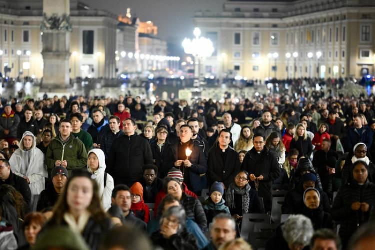 EL PAPA FRANCISCO PRESENTA UNA LEVE MEJORÍA