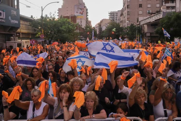 UNA MULTITUD QUE GRITÓ "DEVUÉLVANLOS YA"