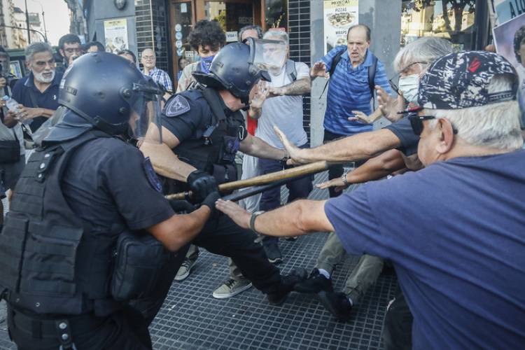 EL GOBIERNO LES PROHIBIÓ EL INGRESO A  ESTADIOS DE FÚTBOL A 26 PERSONAS QUE PARTICIPARON EN LA MARCHA DE LOS JUBILADOS