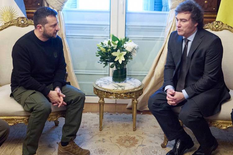 TRAS HABERLE DADO LA ESPALDA, JAVIER MILEI HABLÓ POR TELÉFONO CON ZELENSKI
