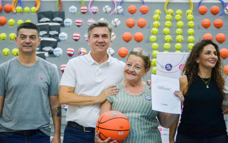 EL GOBERNADOR ZDERO ENTREGÓ ELEMENTOS DEPORTIVOS A ESCUELAS DE LA REGIONAL 10: ”EL DEPORTE CUMPLE UN ROL FUNDAMENTAL EN LA FORMACIÓN DE LAS PERSONAS"- AFIRMÓ