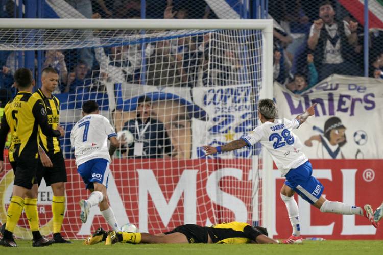 VÉLEZ SUPERÓ A PEÑAROL POR LA COPA LIBERTADORES