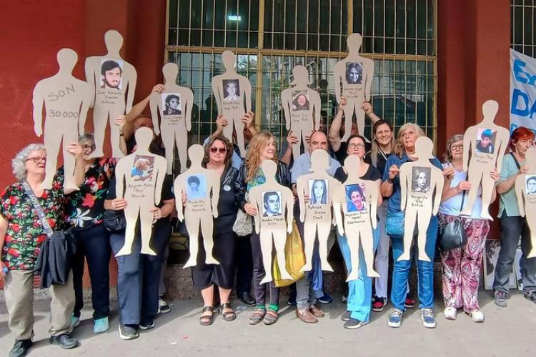 "SILUETAZO" EN EL DÁMASO CENTENO CONTRA EL NEGACIONISMO 