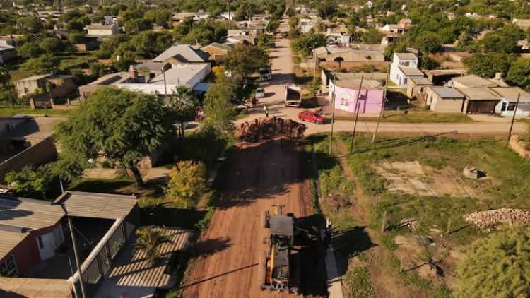 LA MUNICIPALIDAD DE VILLA ÁNGELA INICIÓ OBRAS DE PAVIMENTO EN CALLE TUCUMÁN CON RECURSOS PROPIOS