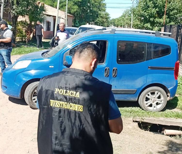 “CRUZÓ EL CHARCO” CON UN AUTO ROBADO*