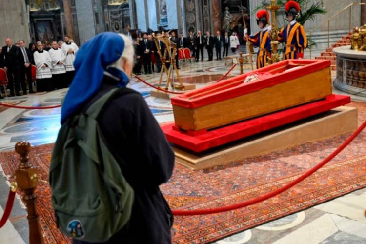 GENEVIEVE JEANNINGROS, SOBRINA DE LA MONJA FRANCESA LEONIE DUQUET, SALTEÓ EL PROTOCOLO PARA DESPEDIR A FRANCISCO