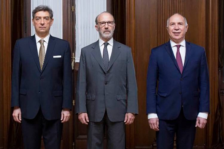 TRES JUECES, DOS PÁGINAS WEB Y UNA GUERRA DE VANIDADES