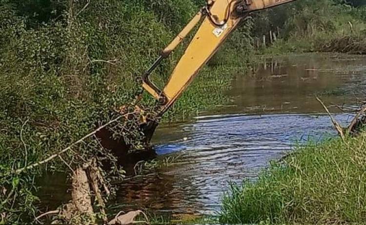 MACHAGAI: OPERATIVO DE LA APA LIBERÓ TAPONAMIENTO QUE INUNDABA CAMPOS Y ZONAS SUBURBANAS AL SUR DE LA LOCALIDAD