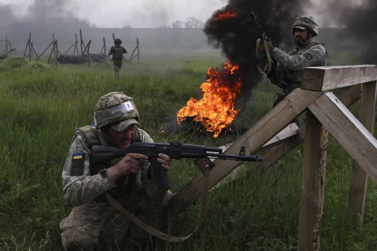 TRUMP ACUSÓ A PUTIN DE "JUGAR CON FUEGO" AL CONTINUAR LA OFENSIVA CONTRA UCRANIA