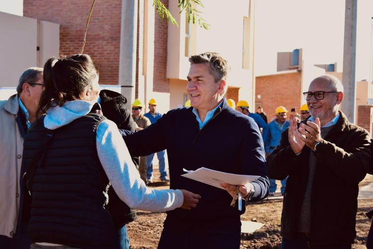 EL GOBERNADOR ZDERO ENTREGÓ VIVIENDAS EN SÁENZ PEÑA: “ESTAMOS CUMPLIENDO NUEVOS SUEÑOS A FAMILIAS CHAQUEÑAS"