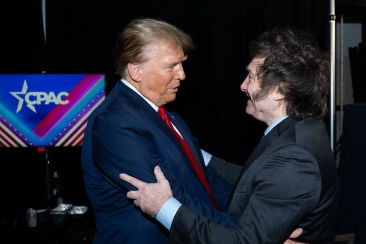ALINEADOS CON TRUMP Y CON GRITOS DE GUERRA