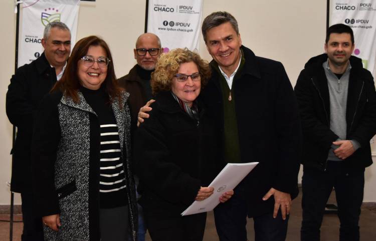 EL GOBERNADOR ZDERO ENTREGÓ 60 TÍTULOS DE PROPIEDAD A FAMILIAS DE SÁENZ PEÑA: “DECIDIMOS DAR TRANQUILIDAD A LA GENTE”
