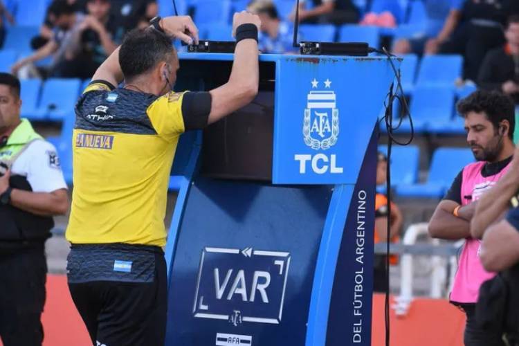 CONMEBOL AJUSTÓ LA UBICACIÓN DEL MONITOR DEL VAR EN SUS COMPETICIONES OFICIALES