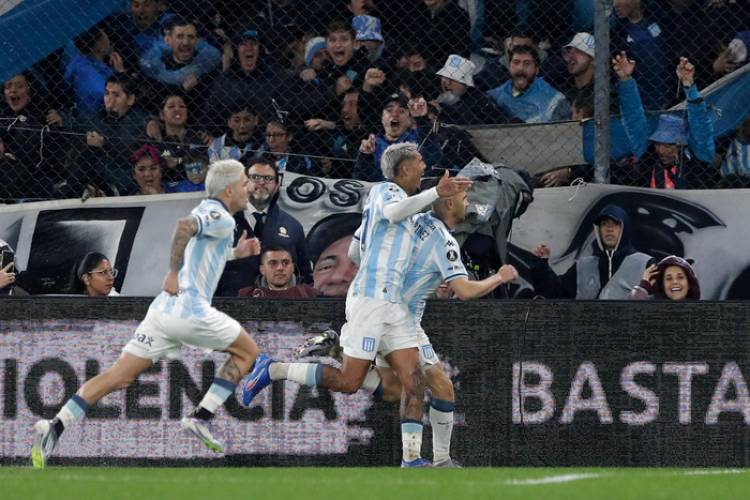 RACING VIVIÓ OTRA GRAN NOCHE DE COPA LIBERTADORES