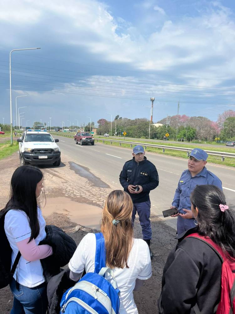 OPERATIVO DE SEGURIDAD PARA DOCENTES EN RUTA 16: ENTREGARON FOLLETOS Y BRINDARON RECOMENDACIONES CLAVE