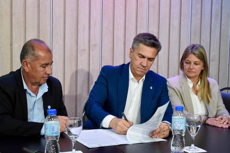 EL GOBERNADOR ZDERO ACOMPAÑÓ EL LANZAMIENTO DEL 68° DESFILE DE CARROZAS ESTUDIANTILES EN LAS BREÑAS