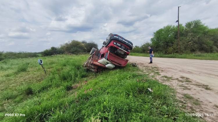 VILLA ÁNGELA: CAMIÓN CON ROLLIZOS VOLCO EN LA RUTA NACIONAL N° 95